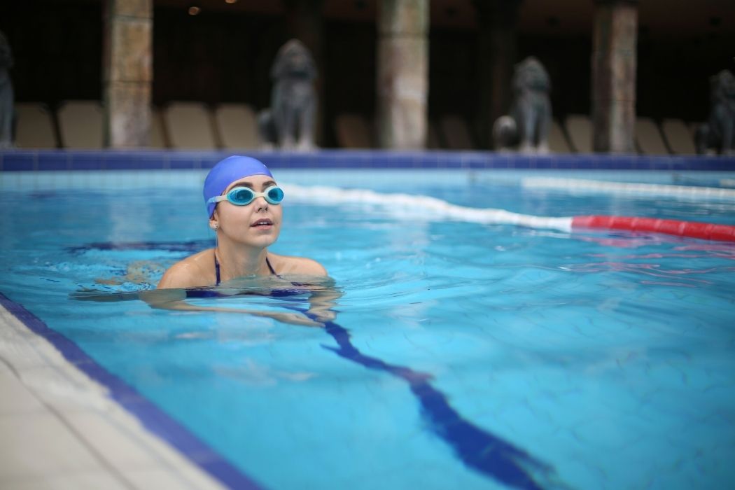 Jak pływać w basenie: Wskazówki i triki, które zapewnią bezpieczeństwo i wygodę